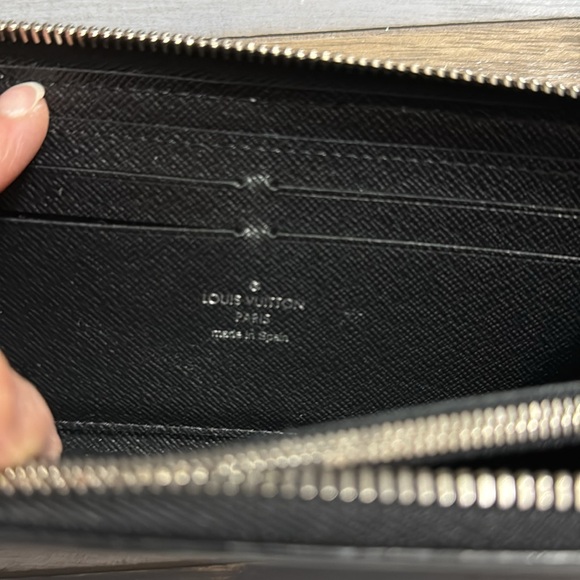 Authentic LOUIS VUITTON Epi Clemence Wallet. Black - Picture 6 of 12